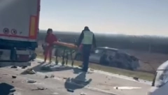 PETORO POVREĐENO NA AUTOPUTU KOD BATAJNICE Stravične scene nakon lančanog sudara (VIDEO)