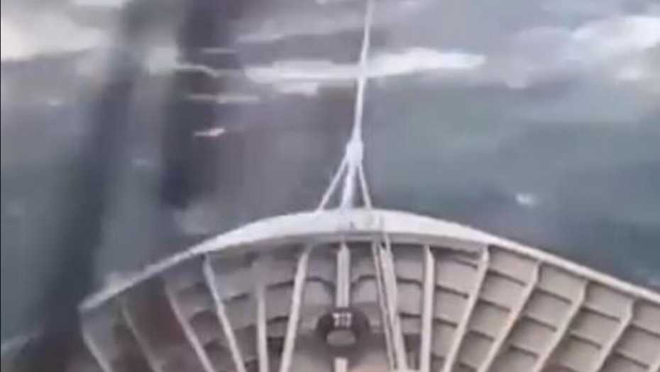 DRAMA U SEVERNOM MORU Kruzer naleteo na ogroman talas, voda ušla u sistem, brod ostao bez struje (VIDEO)