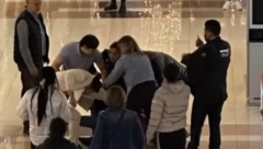 ZATEKLA MUŽA SA LJUBAVNICOM, PA POČEA TUČA! Ljudi pokušavaju da smire prevarenu ženu, reakcija muškarca sve šokirala (VIDEO)