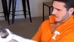 VIDEO KOJI JE NASMEJAO 90 MILIONA LJUDI Čovek je uneo u kuću pogrešnog mačka i nastao je haos!