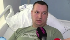 UDARALI SU ME METALNOM ŠIPKOM ISPRED SKUPŠTINE! Policajac zadobio otvoren prelom, stavljene su mu šipke