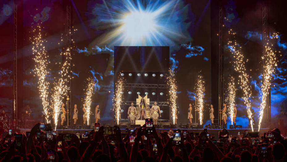 SVE JE SPREMNO ZA SPEKTAKL MILICE PAVLOVIĆ Koncert samo što nije počeo, poznate ličnosti stigle u velikom broju