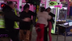 BEBICA SE ZALETEO NA CIMERA Haos u Eliti, obezbeđenje uletelo munjevitom brzinom