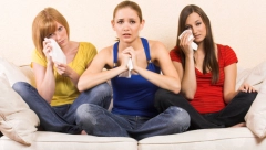 FANTASTIČNA IDEJA Organizuju grupno plakanje, a tužnim ženama suze briše zgodan muškarac!