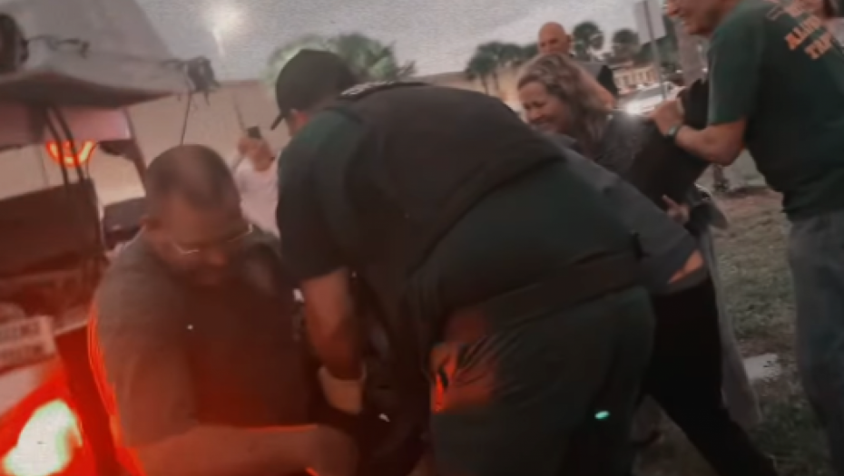 U TRŽNOM CENTRU UHVAĆENA KRVOLOČNA ZVER OD 3,5 METRA I 272 KILOGRAMA! Sedmoro ljudi dizalo predatora (VIDEO)