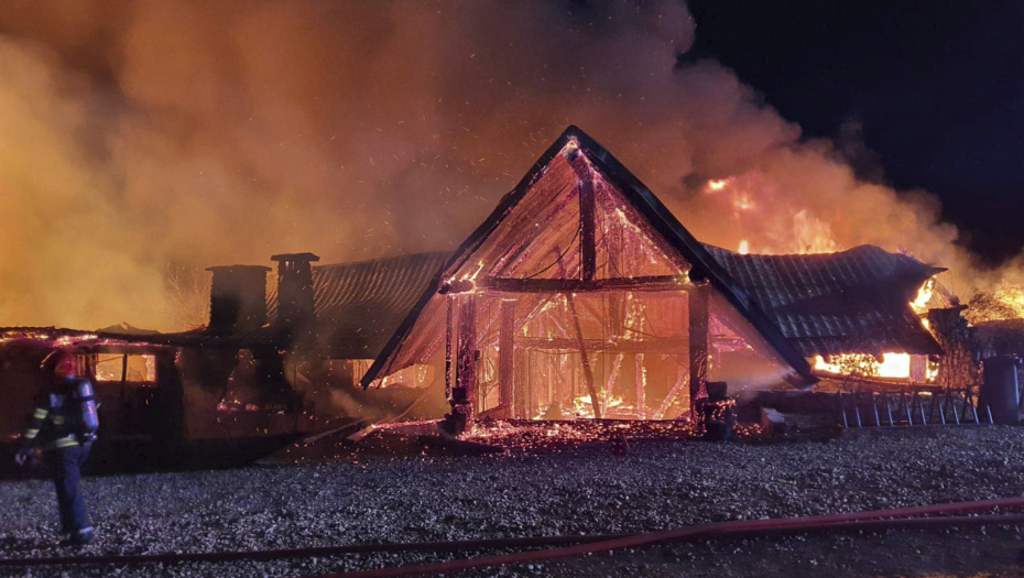 SEDAM POGINULIH U POŽARU Broj nastradalih u rumunskom pansionu raste (FOTO)