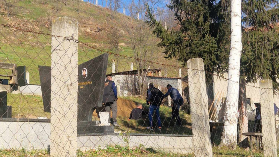 EVO GDE ĆE BITI SAHRANJEN MIHAJLO JANJUŠEVIĆ Scene sa groblja kidaju dušu, jecaji odzvanjaju Prijepoljem