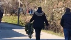 SIN POZNATOG PEVAČA STIGAO NA SAHRANU JANJUŠEVOG BRATA Uplakan se pojavio u kući Janjuševića u Prijepolju