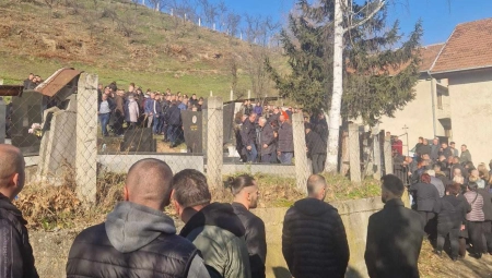JANJUŠ ISPRAĆA NAJMLAĐEG BRATA NA VEČNI POČINAK Povorka krenula ka grobnom mestu, košarkaš slomljen od bola gleda u nebo, ove scene kidaju dušu