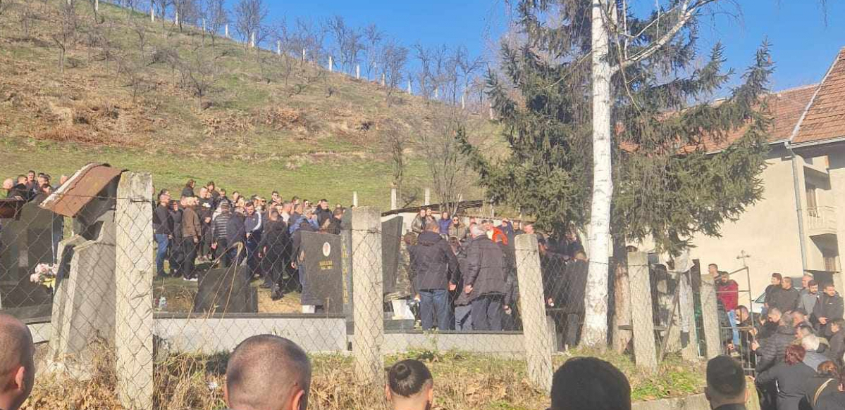 POZLILO JANJUŠEVOJ MAJCI! Slomila se na grobu pokojnog sina, jecaji odzvajaju!