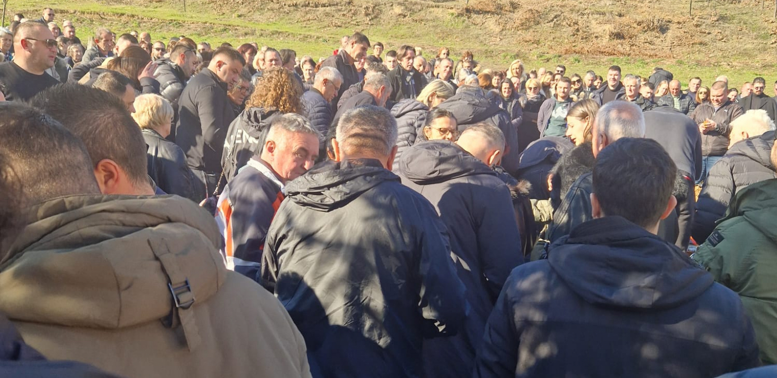 SKOČIO BIH SAD ZA TOBOM! Janjuš kuka na sav glas, održao potresan govor na sahrani brata Mihajla!