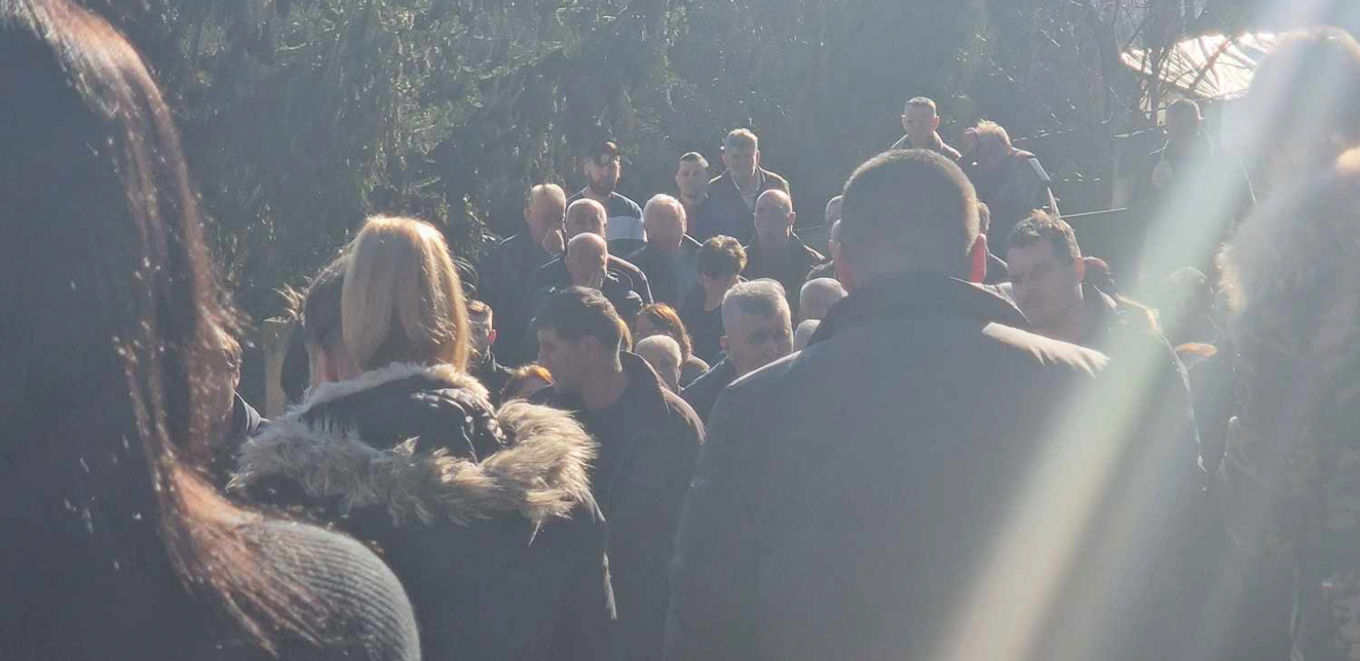MAJKA TE NIKAD NEĆE PREŽALITI, BEBO NAŠA: Potresan govor na pomenu Janjuševog brata, porodica jedva stoji na nogama