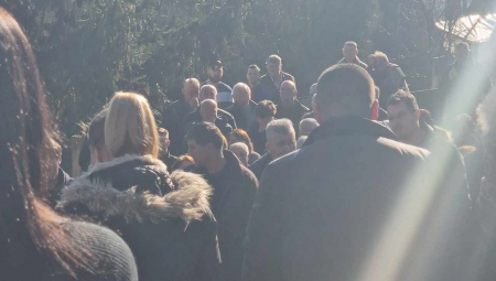 MAJKA TE NIKAD NEĆE PREŽALITI, BEBO NAŠA: Potresan govor na pomenu Janjuševog brata, porodica jedva stoji na nogama
