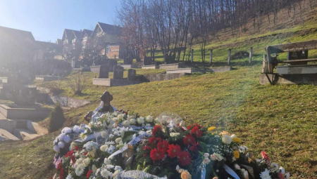 BOLNI PRIZORI NA GROBLJU UOČI POMENA JANJUŠEVOM BRATU Tužna poruka upućena voljenom stricu i beli peškir čija simbolika kida dušu