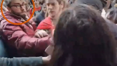 JEL' I OVO NIJE NASILJE? Pogledajte kako demonstrant s leđa pesniči čoveka u glavu ispred Ministarstva! (VIDEO)