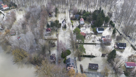 IZLIO SE DUNAV, KEJEVI POTOPLJENI U Mađarskoj uzbuna zbog poplava (FOTO)