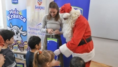 MOJA KRAVICA NOVOGODIŠNJI PAKETIĆI ZA NAJMLAĐE Kompanija Imlek tradicionalno uručila novogodišnju donaciju Prihvatilištu za decu Beograda