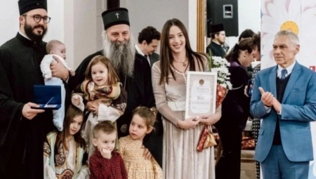 PATRIJARH ODLIKOVAO DANICU CRNOGORČEVIĆ Harčenko: Jačanje porodice jedan je od najvažnijih zadataka u sklopu jačanja suvereniteta i nacionalnih vrednosti