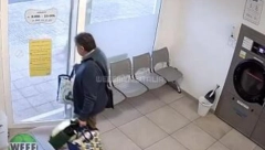 ZA DLAKU IZBEGAO SMRT DOK JE BIO U PERIONICI VEŠA Samo što je zatvorio vrata, usledio je užas (VIDEO)