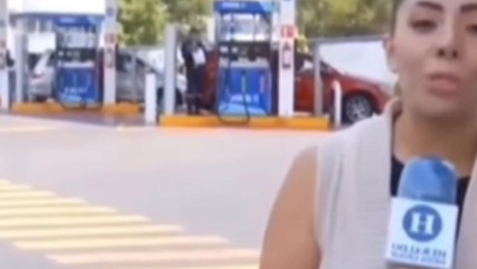 SNIMAO JE KOLEGINICU, PA POMERIO KAMERU U STRANU Razlog je TAKVA RIBETINA da to NIJE REALNO
