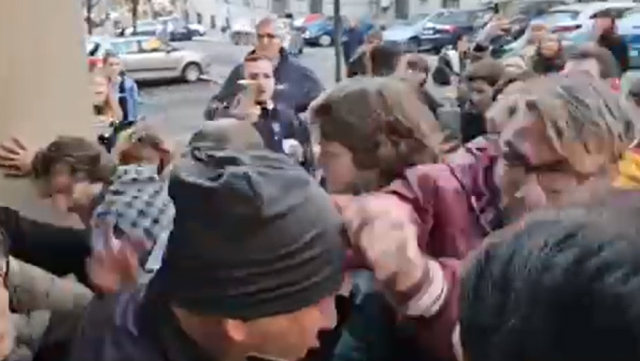 SASLUŠAN DEMONSTRANT KOJI JE PESNIČIO ČOVEKA U GLAVU ISPRED SKUPŠTINE Evo šta mu je bila odbrana i šta mu se stavlja na teret