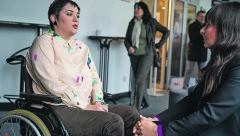 SVE MOGU IZ KOLICA, NISAM OD ONIH KOJI SE ŽALE! Aleksandra Janković je jedna od odraslih pacijenata obolelih od SMA u Srbiji