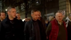 NA PROTESTU "STUDENATA" I ČOVEK KOJI JE GREJAO STOLICU U AVGUSTU NA POPRAVNOM DOK SU SE OSTALA DECA IGRALA!