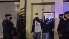 NARKO BOS BOŽA IZ TREBINJA POBEGAO IZ ARGENTINSKOG KUĆNOG PRITVORA! Boravio kod 30 godina mlađe devojke, poznat kao čovek sa 1.000 lica