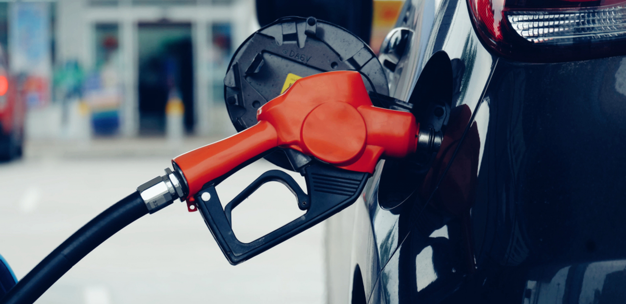 GENIJALAN TRIK KAKO DA TROŠITE MANJE GORIVA Potrebna vam je posuda sa vodom, a evo zbog čega ne valja da rezervoar bude pun