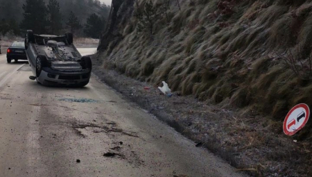 IZGUBIO KONTROLU I SLETEO SA PUTA Saobraćajna nesreća zbog poledice (FOTO)