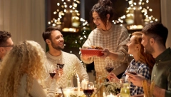 DESET BIZARNIH OBIČAJA ZA DOČEK NOVE GODINE Širom sveta se veruje da privlače sreću i blagostanje