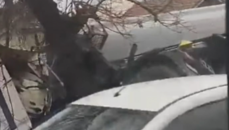 JEZIV SNIMAK SA MESTA NESREĆE Kamion sleteo s puta, umalo da završi u dvorištu (VIDEO)