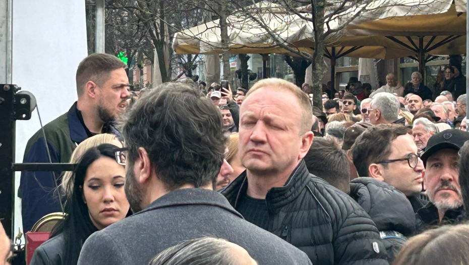 ĐILAS PROVIRIO IZ MIŠJE RUPE Došao na protest gde obično pušta svoje da divljaju i prave haos