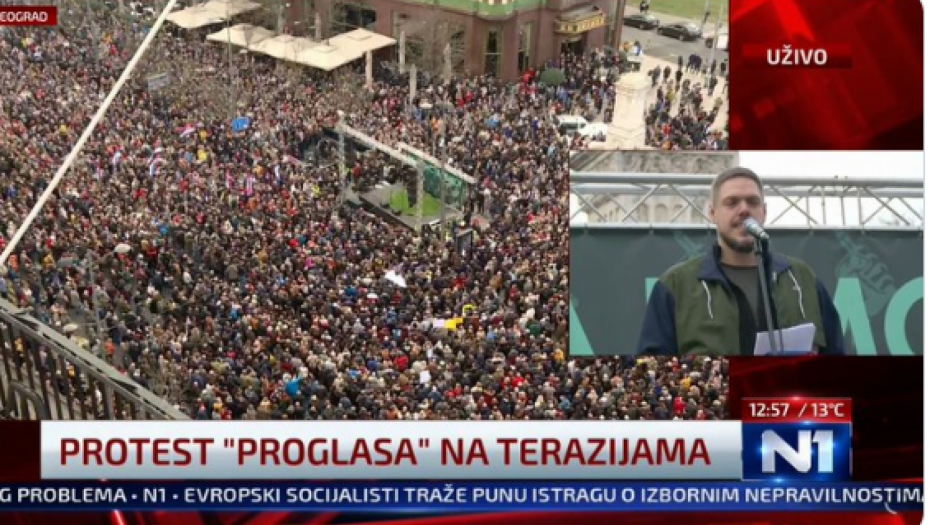 PREDSTAVNIK MILOŠA JOVANOVIĆA GOVORI NA SKUPU NA KOM SE VIJORI ZASTAVA EUROMAJDANA!