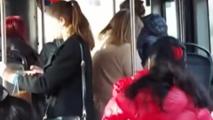 SVI KOMENTARIŠU POSTUPAK VOZAČA AUTOBUSA Ljudi ulaze u prevoz i ne veruju svojim očima (VIDEO)