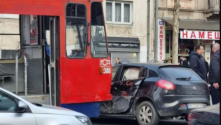 TRAMVAJ UDARIO U AUTOMOBIL Saobraćajna nesreća u centru Beograda