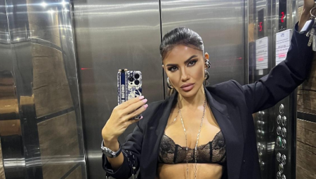 SINDI IZAŠLA U GRAD U DONJEM VEŠU Na sebe nabacila samo čipku, pa izazovno pozirala pred kamerom