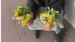 PRIČA O BAKI KOJA PRODAJE CVEĆE RASTUŽILA SVE Beograđanka je primetila kod Pravnog fakulteta, a ono što joj rekla joj slomilo srce (FOTO)