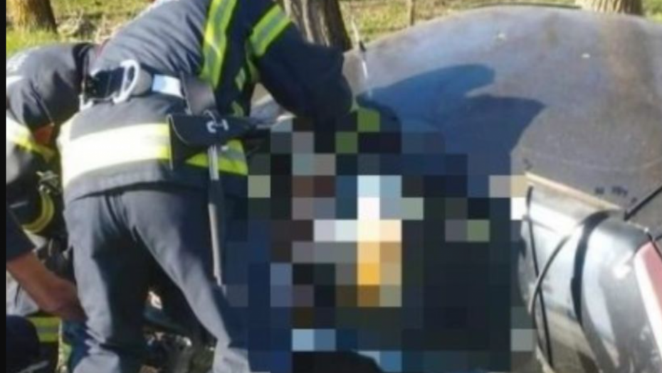 AUTOM SLETEO SA PUTA, PA SE ZAKUCAO U DRVO Nesreća kod manastira Ravanica (FOTO)