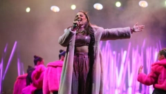 PALA KAO POKOŠENA USRED NASTUPA Sara Jo nasmejala čitavu javnost viralnim snimkom svog pada: Već sam zaronila u 2024.