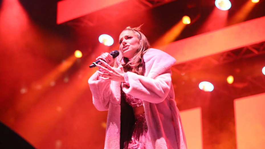 SARA JO PALA NASRED BINE TOKOM NASTUPA: Dok je pokušavala da trese grudima, saplela se i poljubila pod