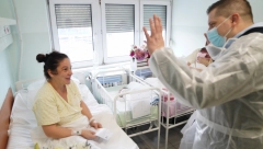 Nikodijević obišao prve dve bebe rođene u GAK u Višegradskoj (FOTO)