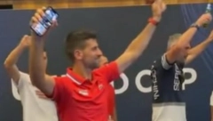 KAKO SE SLAVI U PERTU Nole pustio muziku, a evo ko je đuskao uz pivo (VIDEO)