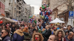 ULICA OTVORENOG SRCA ISPUNILA BEOGRAD Svi nose crvene nosiće (VIDEO/FOTO)
