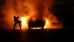 JEZIVE SCENE NA ULICAMA, DEMONSTRANTI NAPALI VIŠE OD 50 POLICAJACA: U protestima zapaljeno 50 prodavnica i 200 vozila!