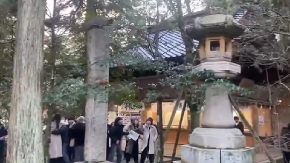 KAMERA SNIMILA UŽAS U JAPANU Betonska konstrukcija pala ljudima na glavu (UZNEMIRUJUĆI VIDEO)