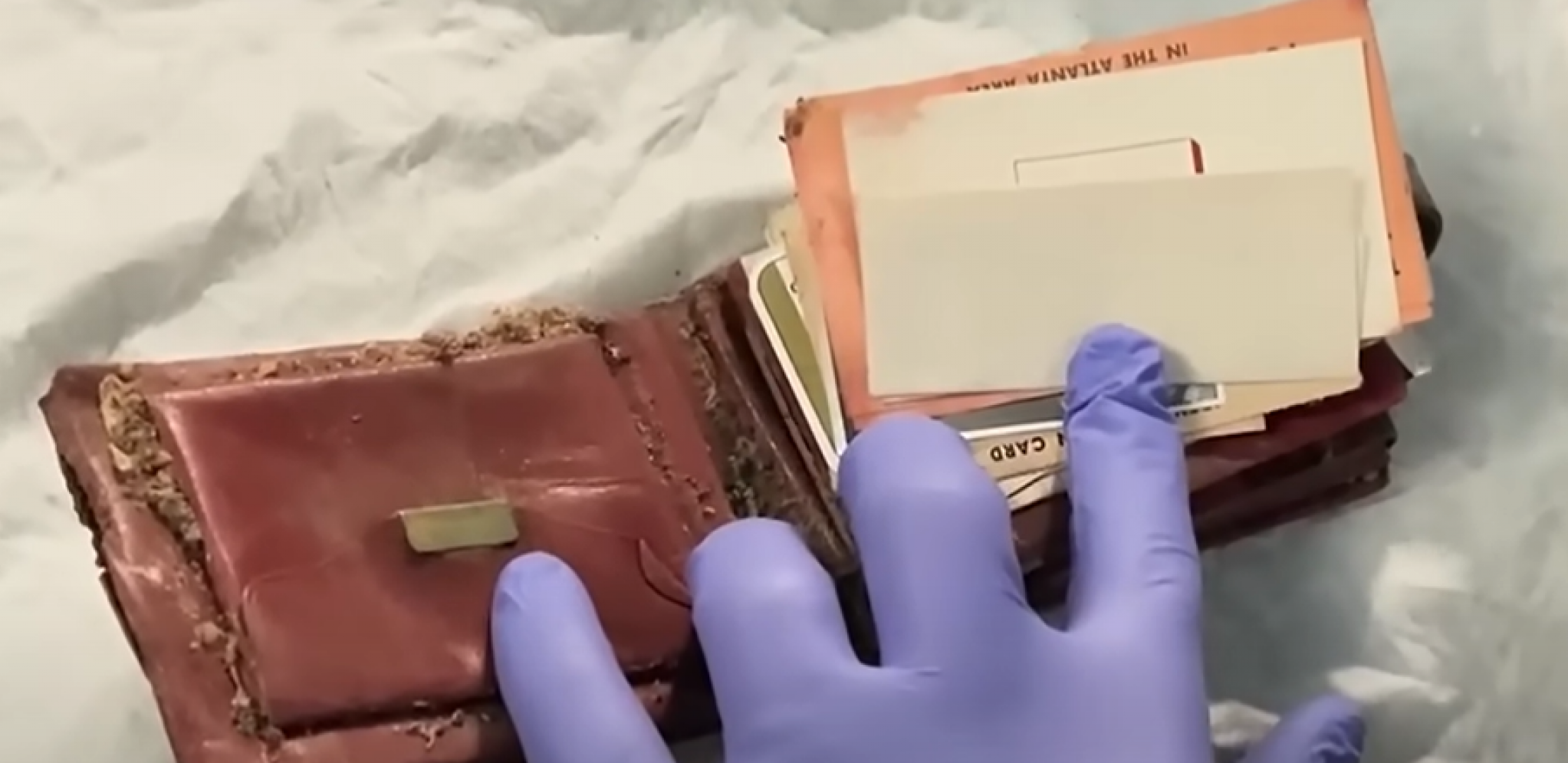 "BILA JE UNUTRA, ZNAM DA ZVUČI ČUDNO..." Izgubljeni novčanik pronađen nakon 65 godina (VIDEO)