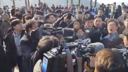 LIDER OPOZICIJE UBODEN NOŽEM U VRAT Napadač iz Severne Koreje odmah uhapšen