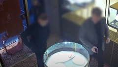 ZA NEVERICU! KAMERE SNIMAJU, A SRBI KRADU ROBU OD 450.000 EVRA Naši lopovi pohapšeni u Milanu, glumili buržuje u luksuznim radnjama (VIDEO)