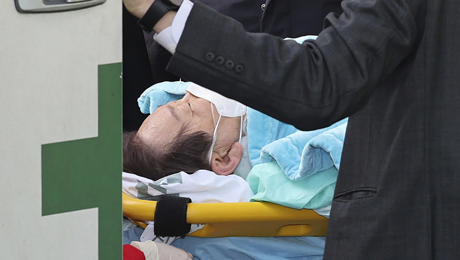 (UZNEMIRUJUĆI VIDEO) HOROR U JUŽNOJ KOREJI Opozicioni lider napadnut nožem (FOTO)